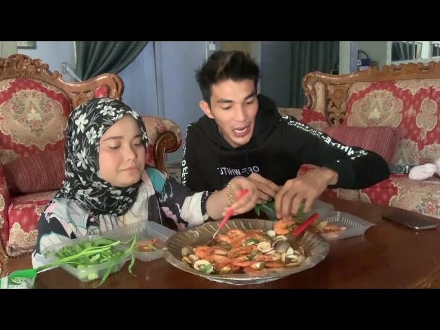 Farah dan Az makan mukbang