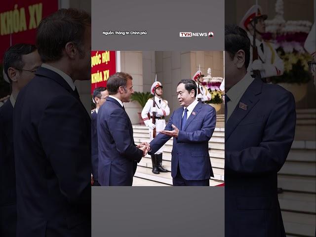 Chủ tịch Quốc hội Trần Thanh Mẫn trao tặng sách về Bác Hồ cho Tổng thống Pháp Emmanuel Macron.
