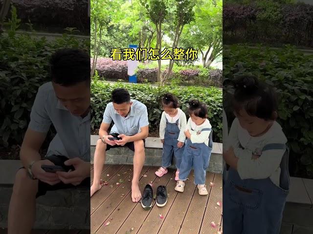 Dad knows that the child doesn't care about how the two babies deal with him. The twins Dad take