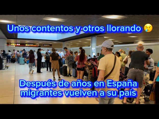 Después de años en España, migrantes vuelven a su país ,algunos llorando otros sonriendo 