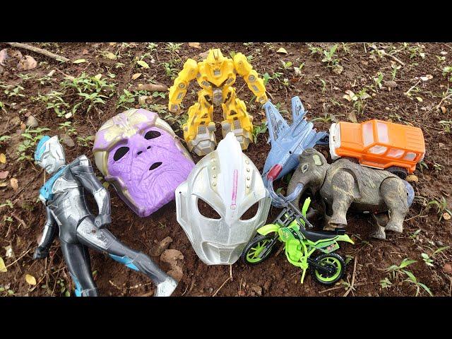 Mencari dan Menemukan Mainan Robot, Transformer, Topeng Ultraman, Gorilla, Buaya, Badak, Motor Balap