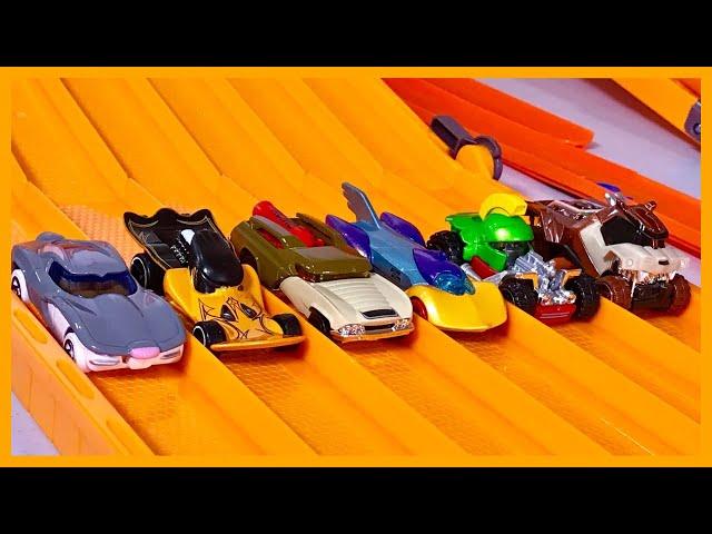 Looney Tunes Character Cars RACE & Review - Hot Wheels