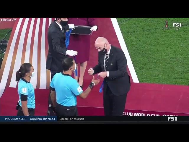 Niente stretta di mano per gli arbitri donne in Qatar