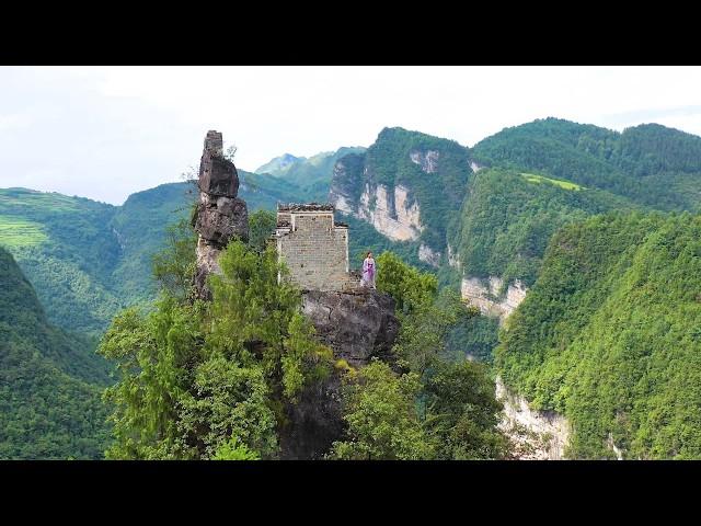 The house on a cliff in Guizhou has been built for so many years. How was it built so high?