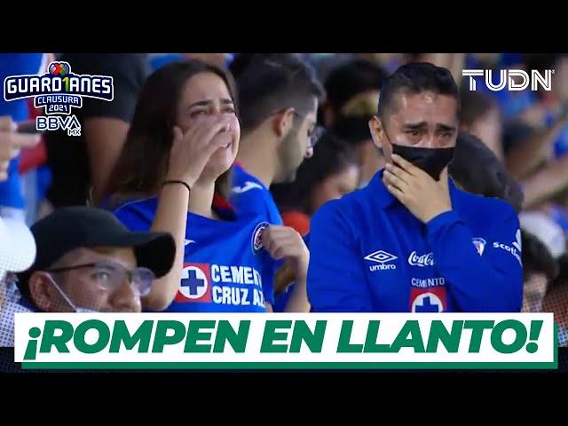 ¡LÁGRIMAS DE FELICIDAD! Aficionados del Cruz Azul no pueden contener la emoción | TUDN