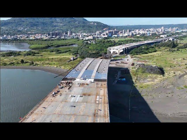 2024.06.29 淡江大橋工程 八里端已上梁複合式鋼節塊橋面施工概況南向自行車道橋墩皆已完成 P17橋墩綁鋼筋持續施工中