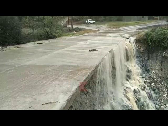 Размыло дорогу в Адлере, есть риск обрушения