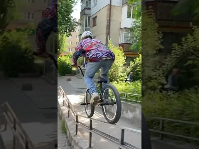 СКАТИЛСЯ ПО ПЕРИЛЕ