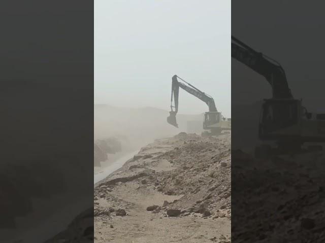 طوفان ماسه ای در بیابان.خط انتقال آب