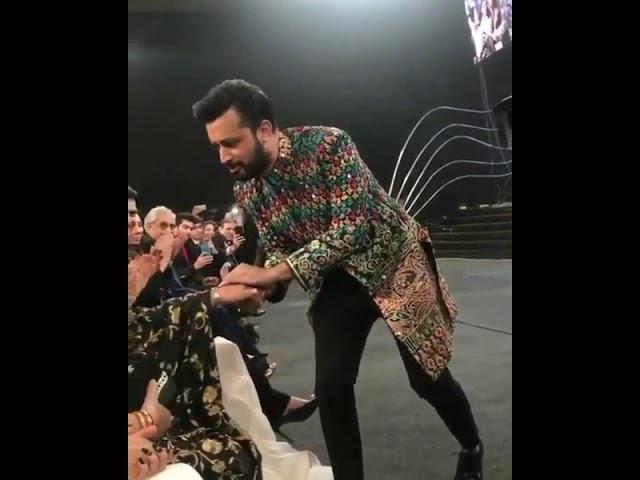 Atif Aslam paying tribute to shabnam g at lux style awards atifaslam #lsa19