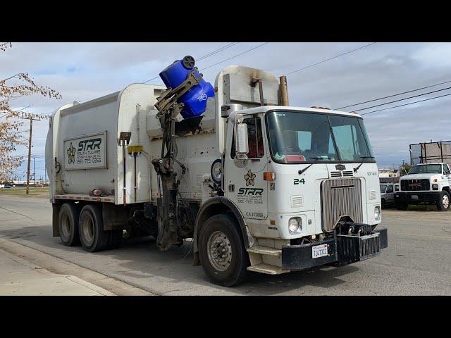 Autocar McNeilus Autoreach Side Load Garbage Truck