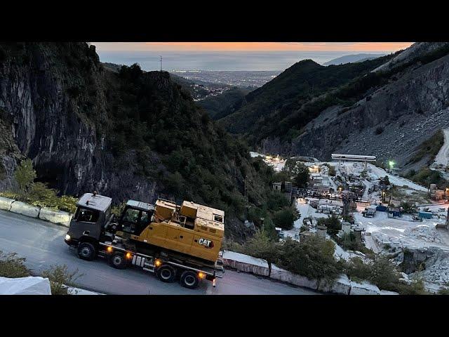 Trasporto cat 395 nelle cave di Carrara