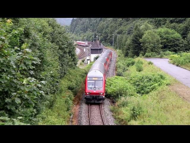 Doppelstockwagen mit 245 auf der Uplandbahn