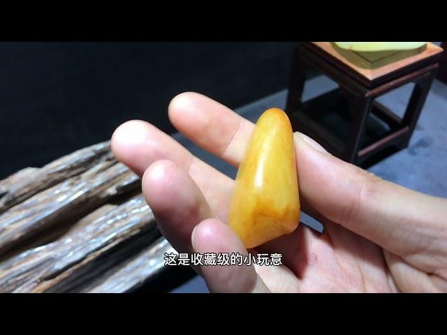 看一个新疆和田玉金包银籽料原石