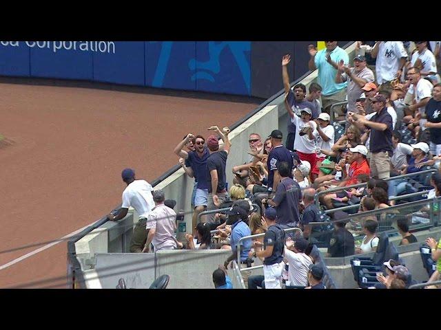 TOR@NYY: Fan makes a one-handed grab on foul ball