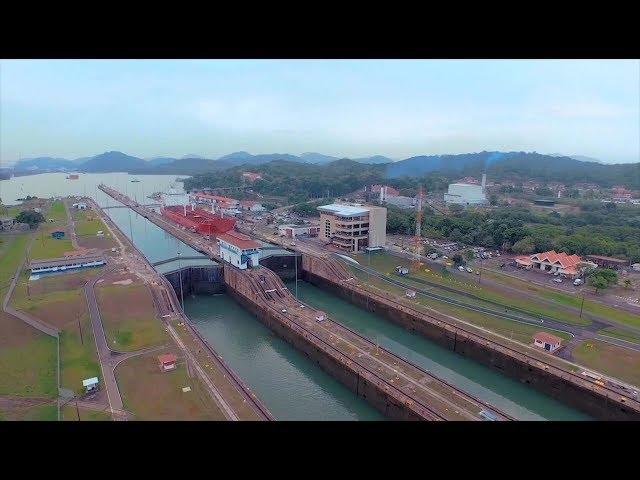 El espectáculo único de ver atravesar un barco por el Canal de Panamá