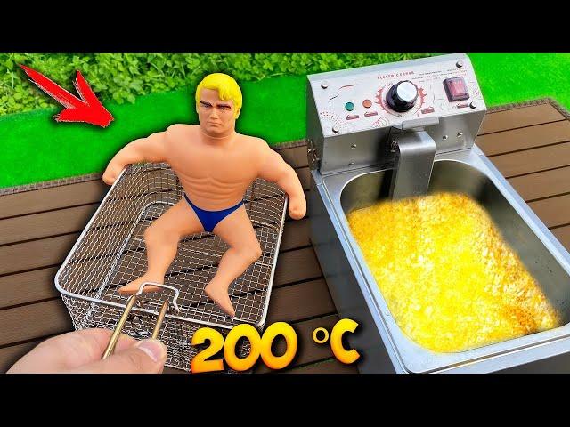 QUE PASARIA al COCINAR a STRETCH ARMSTRONG en una FREIDORA — Juguete MISTER MUSCULO