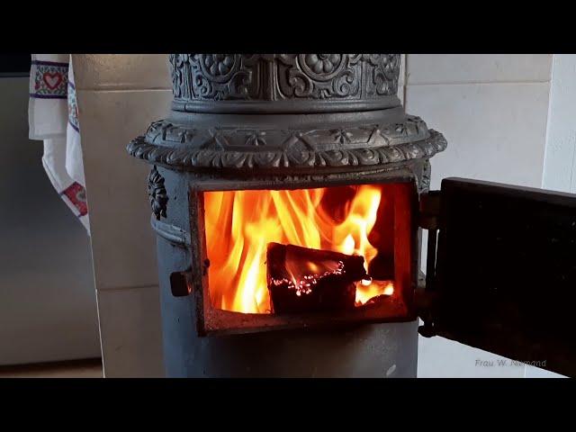 Crackling fire in the round iron stove | Frau W. Niemand