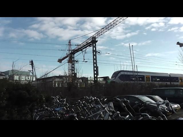 Oud Delft: Vertrek SLT 2617 over het spoorviaduct ᴴᴰ