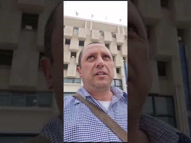 בנק ישראל מחוץ לפוליטיקה ואנו לא נגד ביבי ולא מביעים עמדה ואגב הבן שלי בשיריון וכו