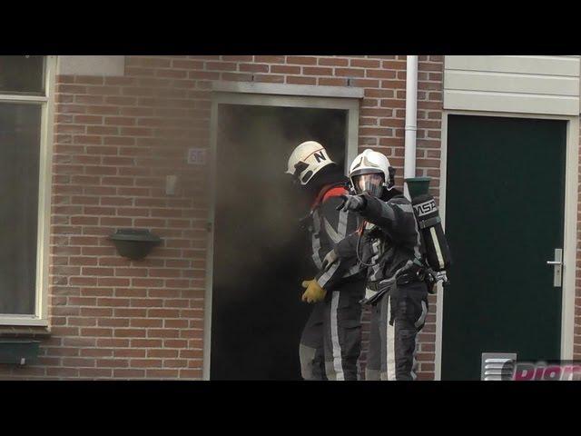 BRANDWEER REDT VROUW UIT BRANDEND HUIS