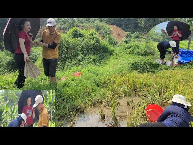 Miss Uyen came and accidentally made Miss Dam fall into the field.