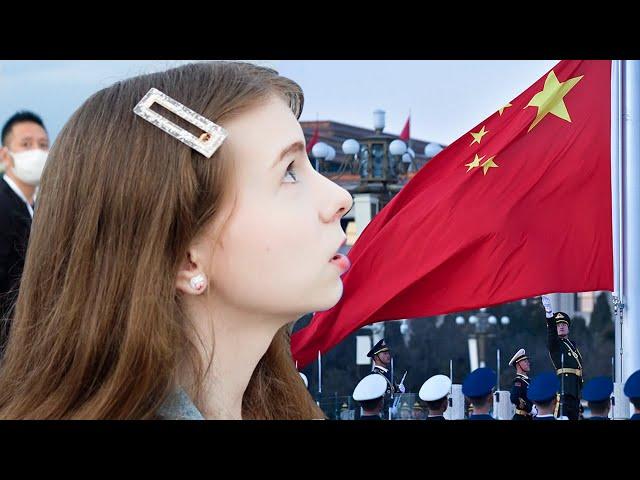 Watching Tian'anmen square  flag-rising ceremony for the first time 外国女生第一次看天安门升旗仪式