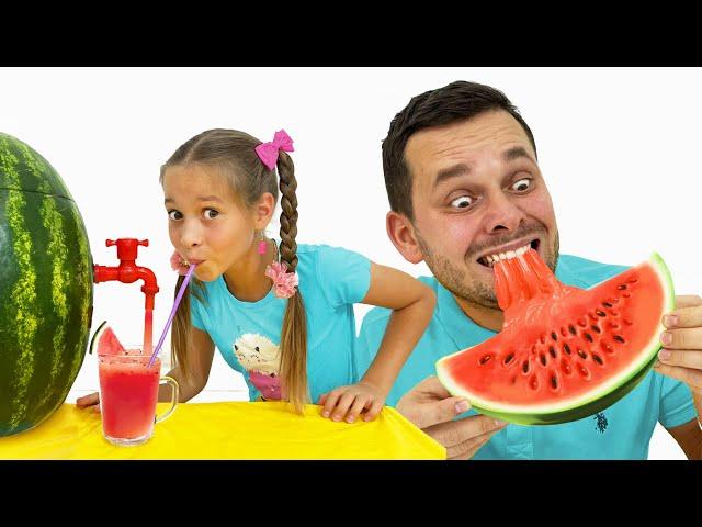 Sofia and Dad make healthy watermelon juice!