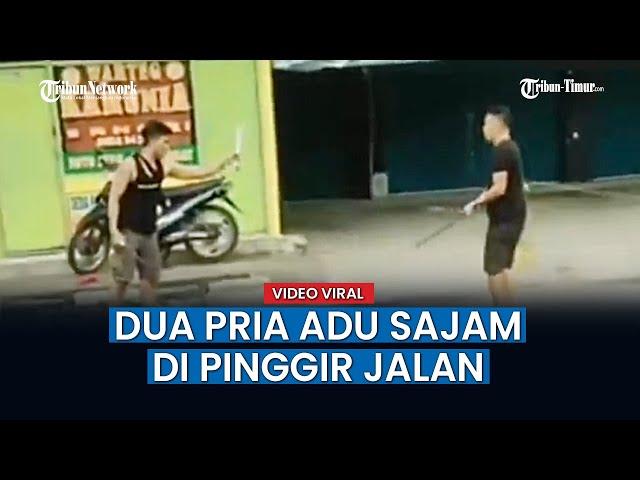 Dua Pria Adu Sajam Di Pinggir Jalan, Warga Histeris Minta Tolong untuk Berhenti