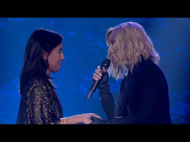 Lara Fabian sings with contestant after not being able to turn her chair for her (The Voice, 2018)