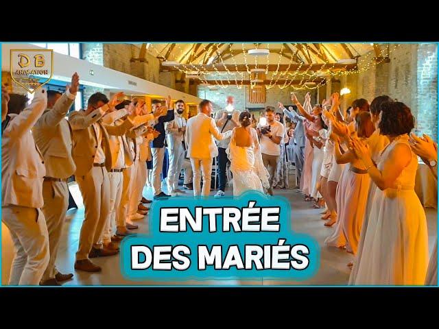 L'entrée des Mariés  de Anne-Charlotte & Quentin avec leurs témoins et proches !