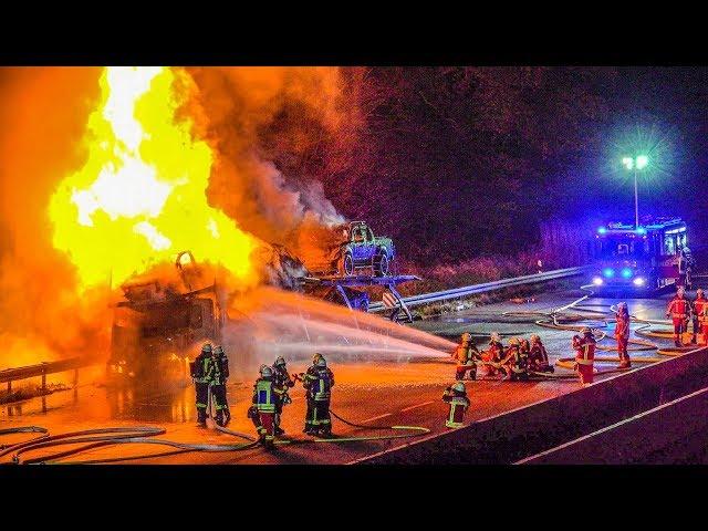 ++ AUTOTRANSPORTER IM VOLLBRAND ++ FEUERWEHR im GROSSEINSATZ [Flammen & Explosionen] LÖSCHARBEITEN