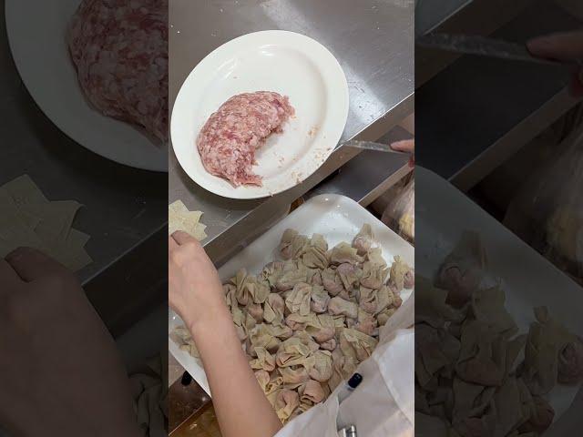 #Dumplings #Wonton Making Pork Wonton Dumpling 香港仔鮮肉雲吞  大池記 香港仔 #Shorts