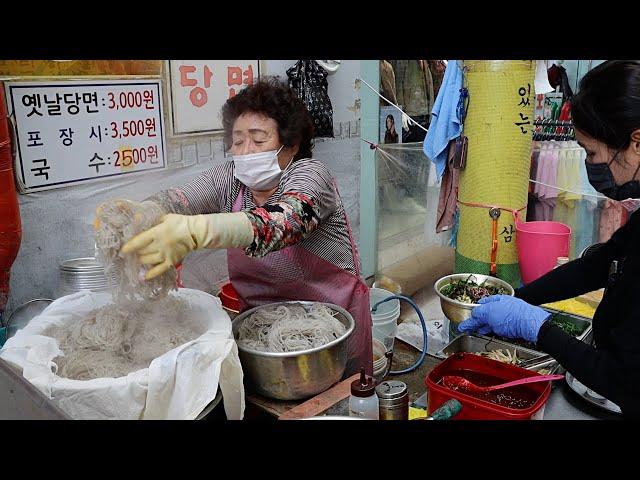 Only $2 crazy cheap! Korean master grandma’s noodles / Korean street food