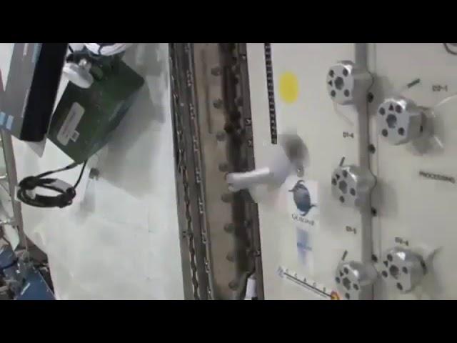 Dzhanibekov effect demonstration in microgravity, NASA.(Tennis racket theorem)