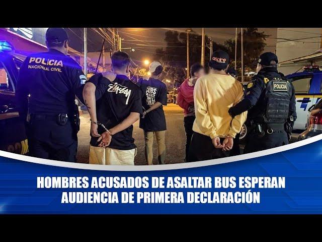 Hombres acusados de asaltar bus esperan audiencia de primera declaración