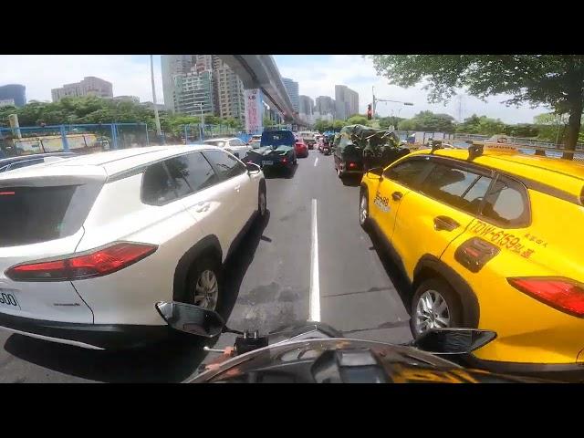 （Taiwan traffic daily)Traffic jam and I doing lane filtering