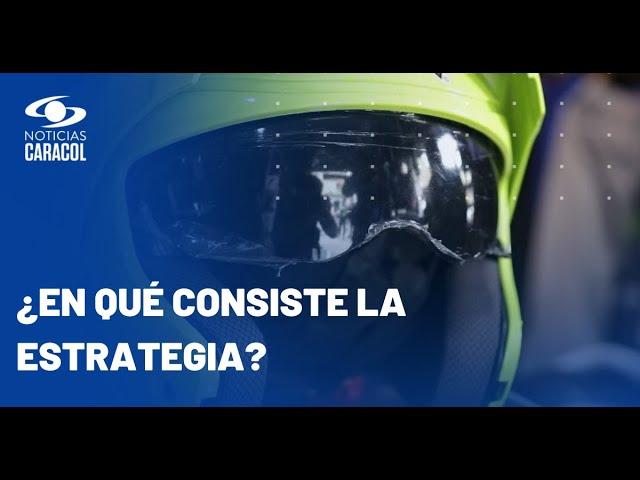 Cientos de cascos usados son dejados en el arco de Corferias para una gran 'cambiatón'