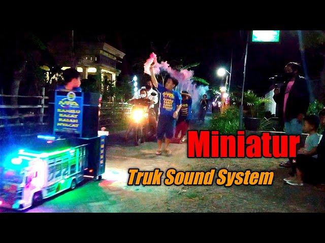 Parade miniatur truk sound system ramai seperti kontes