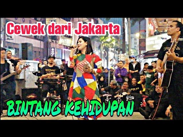 CEWEK MANIS dari Jakarta mau nyanyi sama Sentuhan Buskers. Enak sekali suaranya, bikin lelaki cair..