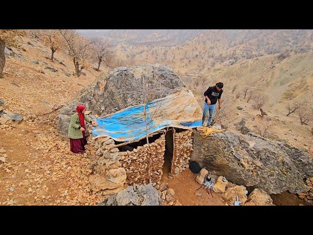 Nomadic life, the hard life of Azam and Mahmoud in the mountains, working from a hut, making pasta.