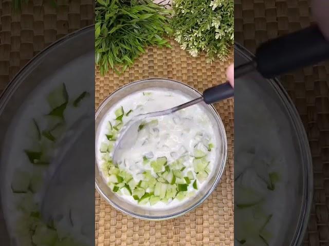 سلطة خيار ولبن  لبن وخيار مفروم وثوم مهروس وملح وبودرة نعنع #سلطة #خيار #خيار_بلبن