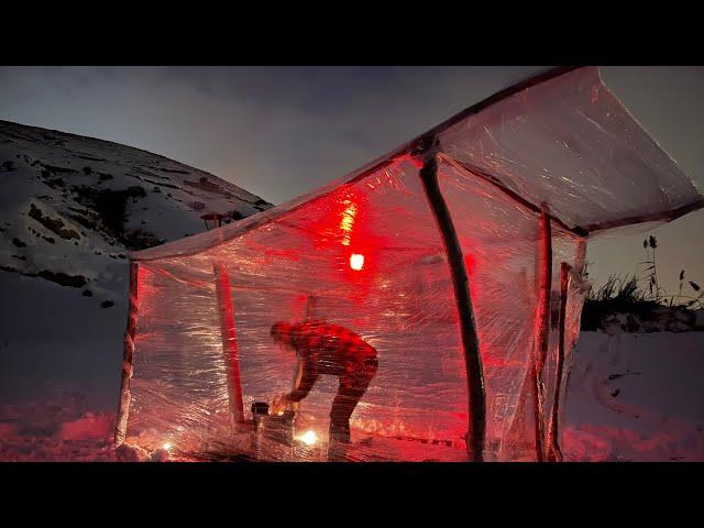 Plastic Wrap Survival Shelter in Winter - Bushcraft Stretch Film Tent and Stove - Popcorn, ASMR