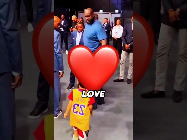 Boy stopped from hugging shaq by security but finally...️