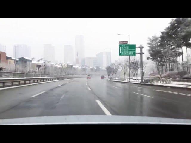 Driving in Suwon, South Korea, on a snowing day. 눈 오는 수원 드라이브.