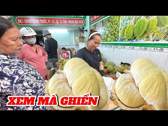 Bà chủ vựa khui liền tay khi cô khách đến 3 lần mới mua được sầu riêng ngon