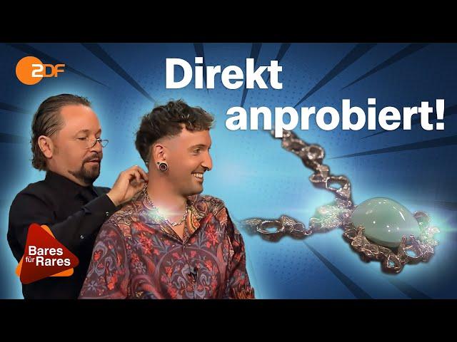 Wolfgang legt Fabian den Schmuck an: Wer krallt sich Collier, Brosche & Ring? | Bares für Rares