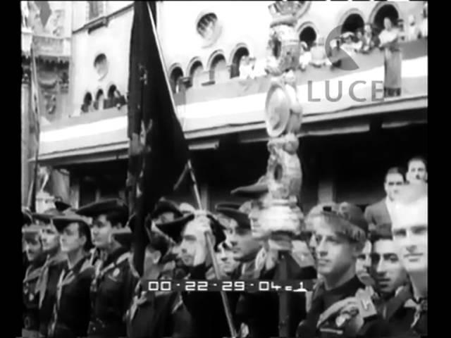 Nella piazza dei Signori il podestà di Vicenza viene decorato con una speciale medaglia di