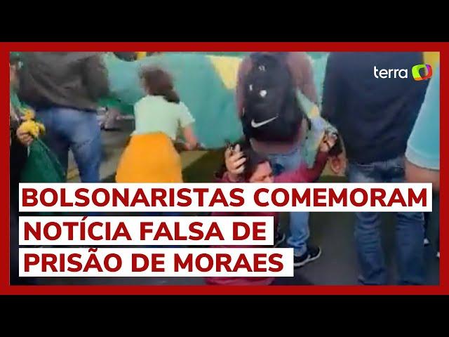 Em bloqueio, bolsonaristas comemoram notícia falsa da prisão de Alexandre de Moraes