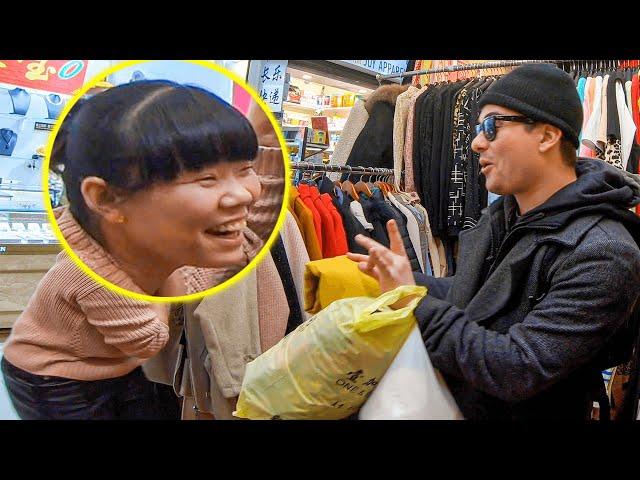 White Guy Bargains for Clothes in Fluent Mandarin, Amazes Market